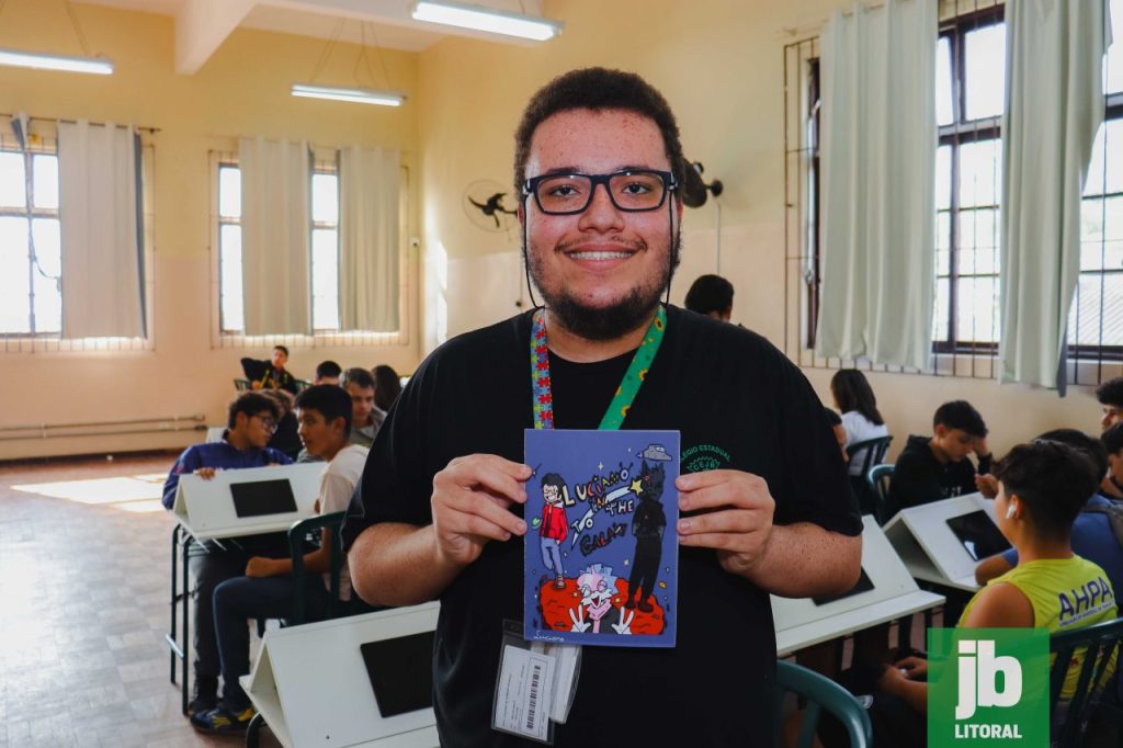 Luciano de Almeida Moreira é aluno do 1º ano do Colégio Estadual José Bonifácio e um jovem autista que, apesar dos desafios, lançou seu primeiro livro em quadrinhos. Foto: Juan Lima/JB Litoral