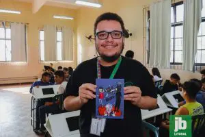 Luciano de Almeida Moreira é aluno do 1º ano do Colégio Estadual José Bonifácio e um jovem autista que, apesar dos desafios, lançou seu primeiro livro em quadrinhos. Foto: Juan Lima/JB Litoral