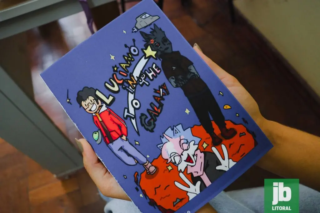 A obra, que já possui cópias vendidas, é uma ficção científica que narra as aventuras de Luciano, o personagem principal, em uma viagem pelo espaço. Foto: Juan Lima/JB Litoral