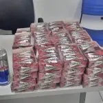 Mulher flagrada furtando caixas de chiclete em Paranaguá