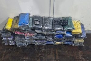 PM apreende grande quantidade de cocaína na baía de Paranaguá