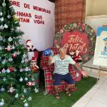 Os pedidos dos idosos estão nas bolinhas da árvore da instituição.