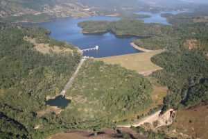 Em operação desde 1970, a hidrelétrica Parigot de Souza é a maior central subterrânea do Sul do País, com 260 MW de potência instalada – capacidade suficiente para atender ao consumo de até 750 mil pessoas. As quatro unidades geradoras de energia serão reformadas, uma por vez, para não haver paralisação completa da planta.