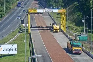 Concessionária fará a troca da placa aérea do semipórtico que sinaliza a entrada da área de escape. Foto: Divulgação