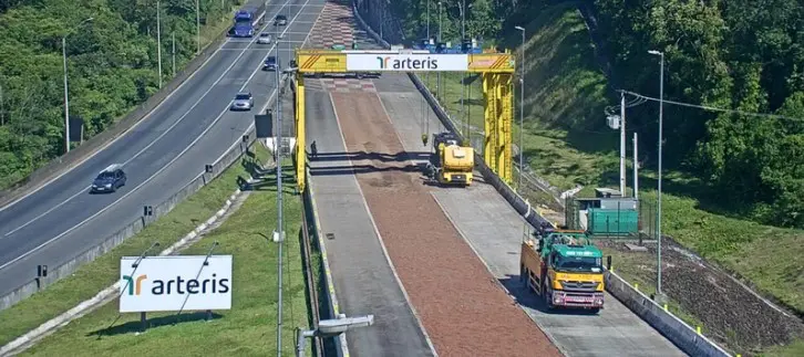 Concessionária fará a troca da placa aérea do semipórtico que sinaliza a entrada da área de escape. Foto: Divulgação