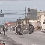 Carro capota após fuga na Estradinha