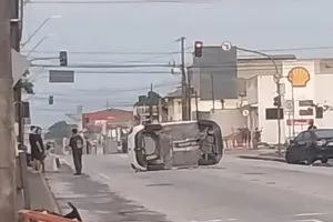 Carro capota após fuga na Estradinha