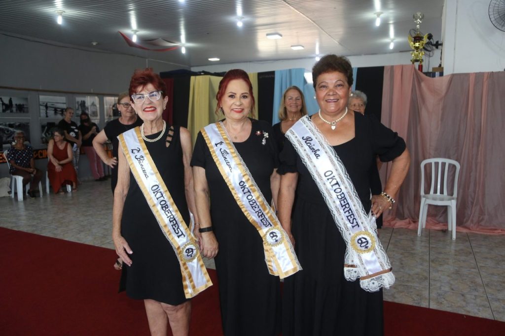 Maria Joaquina Vicentini, Mercia Sueli Mercer e Neusa Maria Vieira Silva foram escolhidas como a Realeza da Oktoberfest 60+ de Matinhos. Foto: Prefeitura de Matinhos