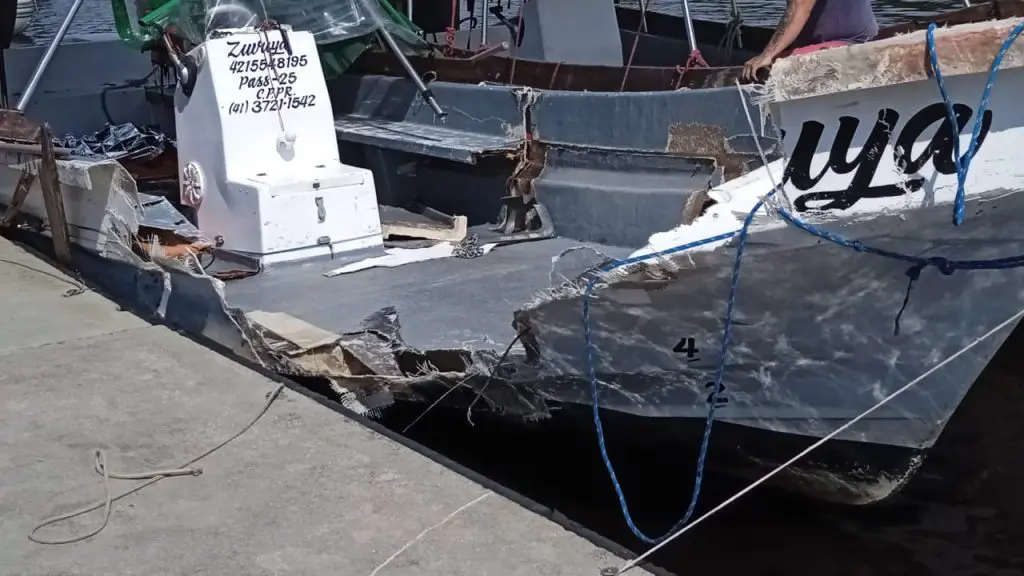 A colisão foi de extrema violência, deixando a lateral da proa da embarcação da vítima completamente destruída. Foto: Reprodução/Redes sociais