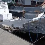 A colisão foi de extrema violência, deixando a lateral da proa da embarcação da vítima completamente destruída. Foto: Reprodução/Redes sociais