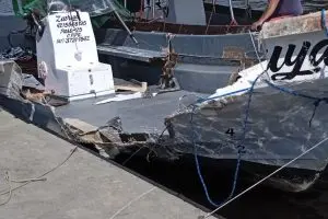 A colisão foi de extrema violência, deixando a lateral da proa da embarcação da vítima completamente destruída. Foto: Reprodução/Redes sociais