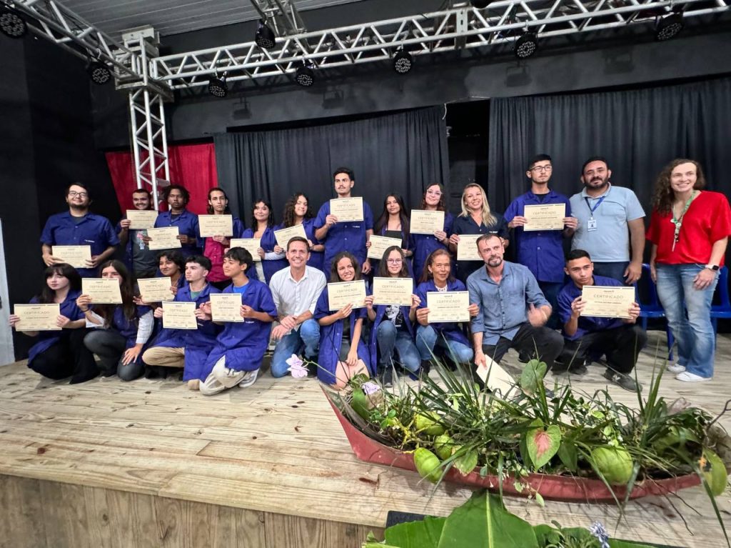 Os cursos contemplam pessoas de todas as idades. No caso dos mais jovens, a formação foi no Aprendiz Pontal. Foto: Prefeitura de Pontal do Paraná