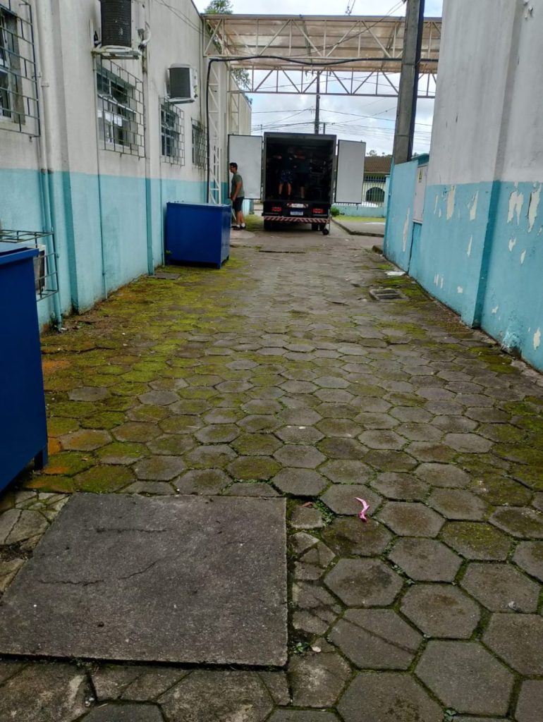 Foram retirados todos os móveis, macas, aparelhos e geladeira que equipava a cozinha.