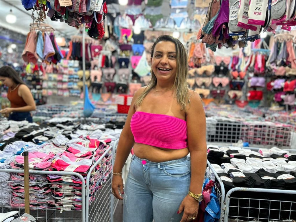 Aparecida da Silva Bezerra, 49 anos, mora em Matinhos e vende na Festa do Rocio há 20 anos. Foto: JB Litoral