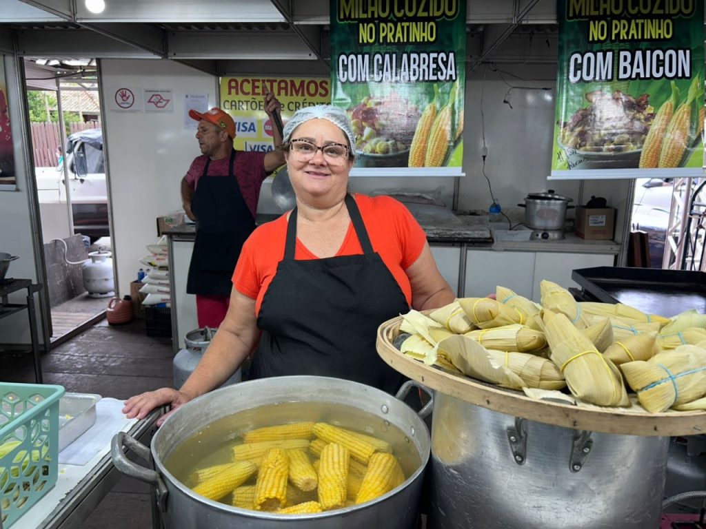 Márcia Regina da Mata, 55 anos, vem do interior paulista, da cidade de Fernandópolis, para vender pamonhas, milhos, cocadas e doces caseiros. Foto: JB Litoral