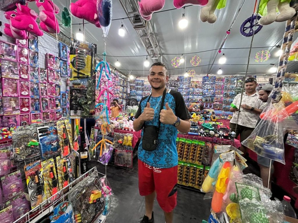 Ruan Lucas Oliveira da Silva, 29 anos, vende brinquedos há dois anos, na festa da Padroeira do Paraná. Foto: JB Litoral