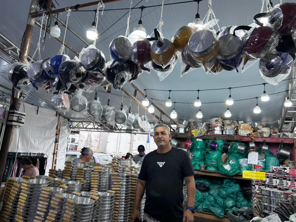 João Nunes dos Santos, 58 anos, comercializa panelas há 12 anos na festa. Foto: JB Litoral