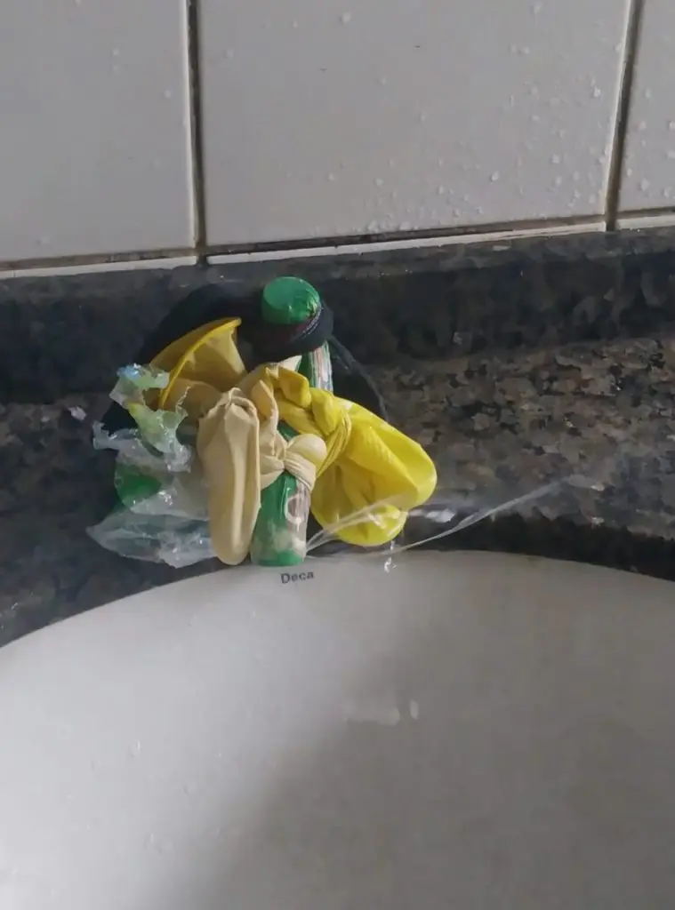 Chão do banheiro masculino completamente alagado