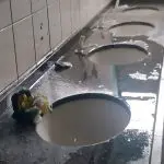 Gambiarra feita para conter os vazamentos das torneiras.