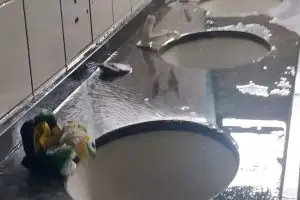 Gambiarra feita para conter os vazamentos das torneiras.