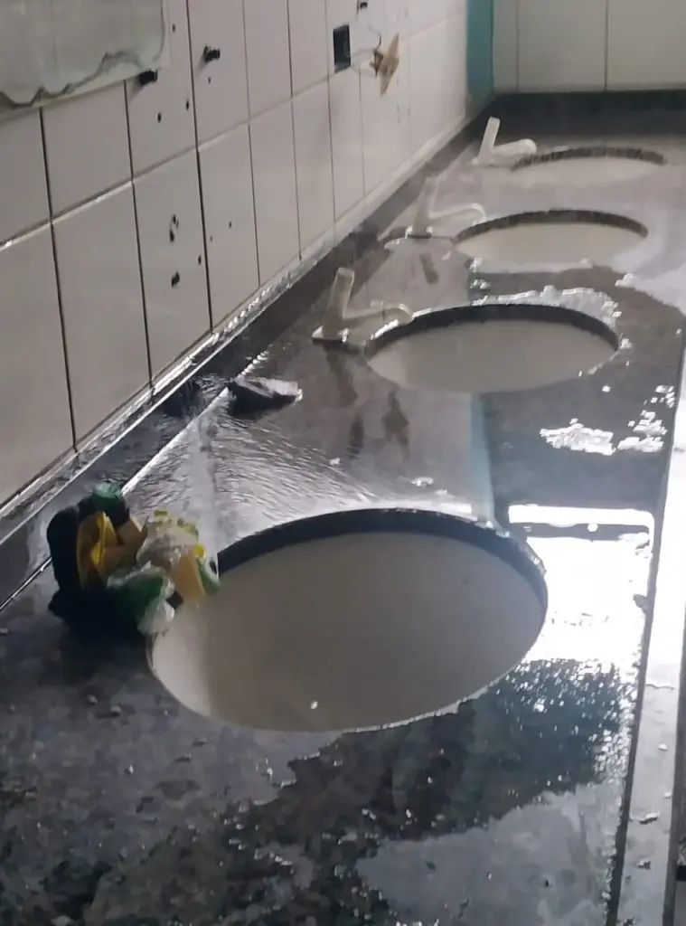 Gambiarra feita para conter os vazamentos das torneiras.