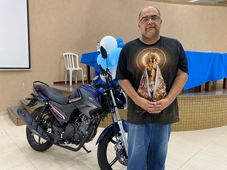 Larry ganha moto