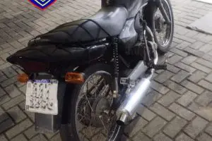 Moto com placa adulterada