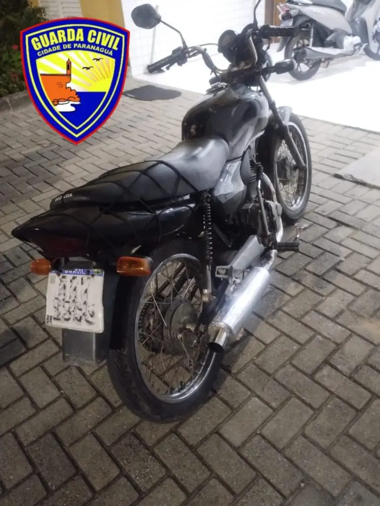 Moto com placa adulterada