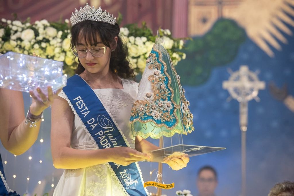 Nossa Senhora do Rocio recebe manto de Cristal Swarovski de 1,56 kg – Troca de Manto – Foto Santuario do Rocio – 04-11-2024 (10)