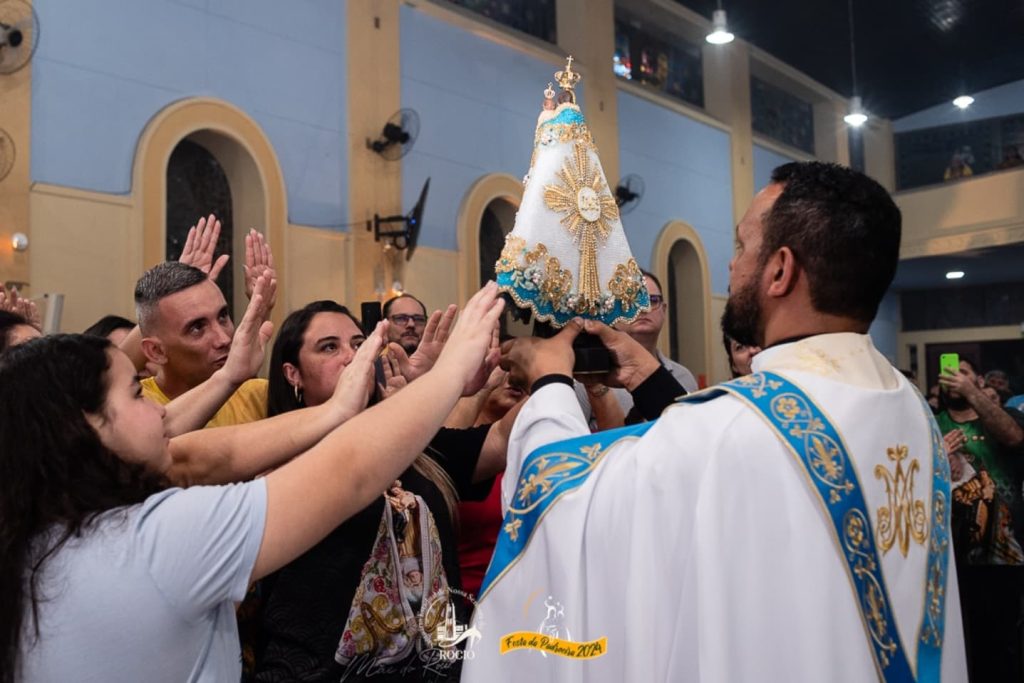 Nossa Senhora do Rocio recebe manto de Cristal Swarovski de 1,56 kg – Troca de Manto – Foto Santuario do Rocio – 04-11-2024 (11)