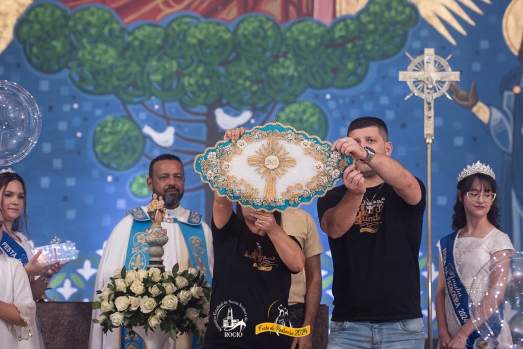 Nossa Senhora do Rocio recebe manto de Cristal Swarovski de 1,56 kg – Troca de Manto – Foto Santuario do Rocio – 04-11-2024 (2)