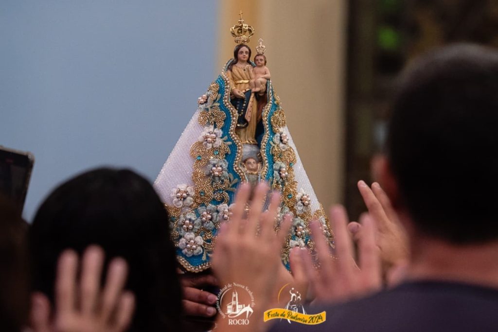 Nossa Senhora do Rocio recebe manto de Cristal Swarovski de 1,56 kg – Troca de Manto – Foto Santuario do Rocio – 04-11-2024 (8)