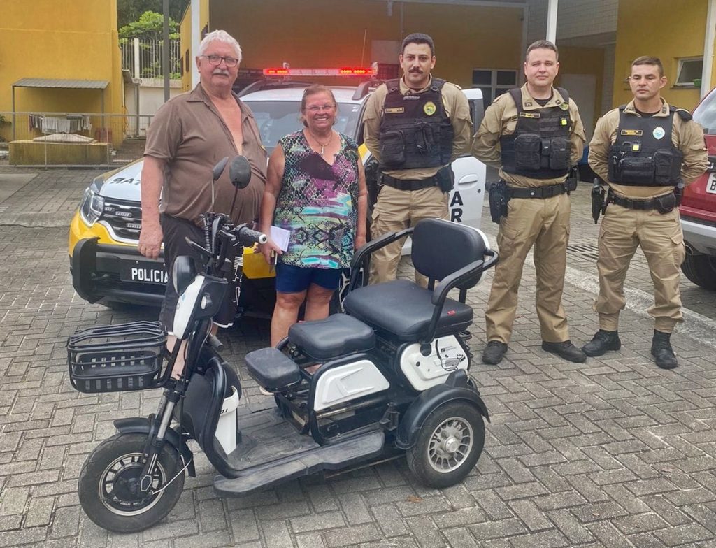 Triciclo recuperado pela PM em Matinhos