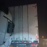 Motorista pulou do caminhão em movimento e foi prensando contra a mureta da BR-376.