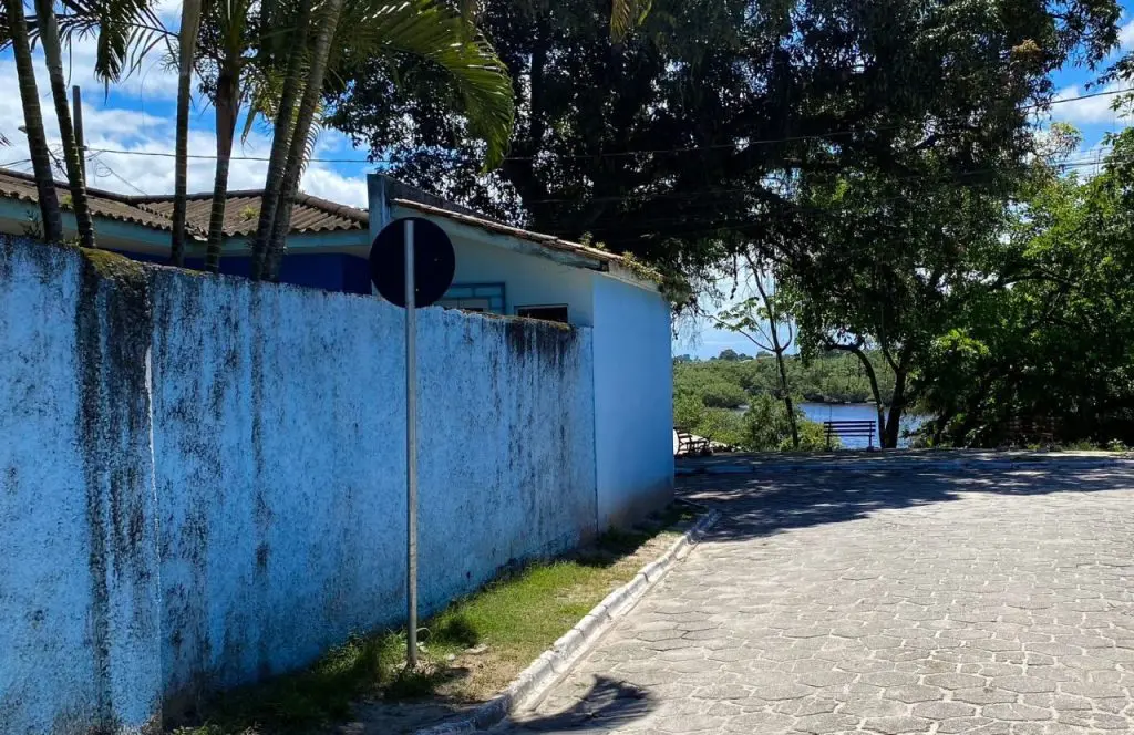 Aluno de 5 anos saiu sem ser notado na Ilha dos Valadares, levantando alerta sobre a segurança escolar.