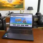 notbook e fone de ouvido