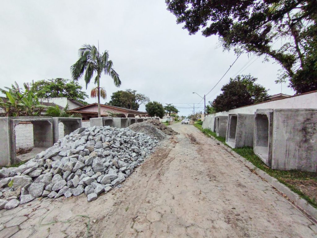 Obras de drenagem começaram na semana passada e vão substituir galerias por novas, com o dobro da capacidade de escoar a água da chuva. Foto: Prefeitura de Pontal do Paraná.