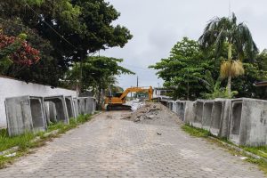 Obras de drenagem começaram na semana passada e vão substituir galerias por novas, com o dobro da capacidade de escoar a água da chuva. Foto: Prefeitura de Pontal do Paraná.