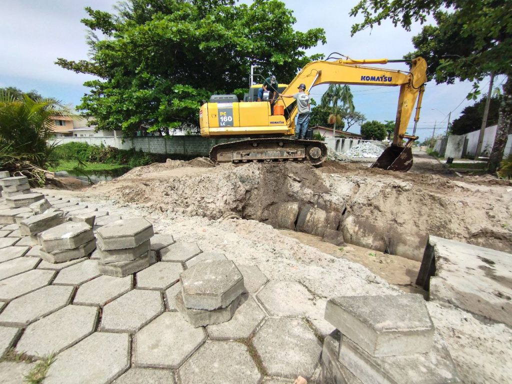 Obras de drenagem começaram na semana passada e vão substituir galerias por novas, com o dobro da capacidade de escoar a água da chuva. Foto: Prefeitura de Pontal do Paraná.