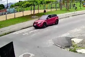 Carro atropelamento Paranagua 01