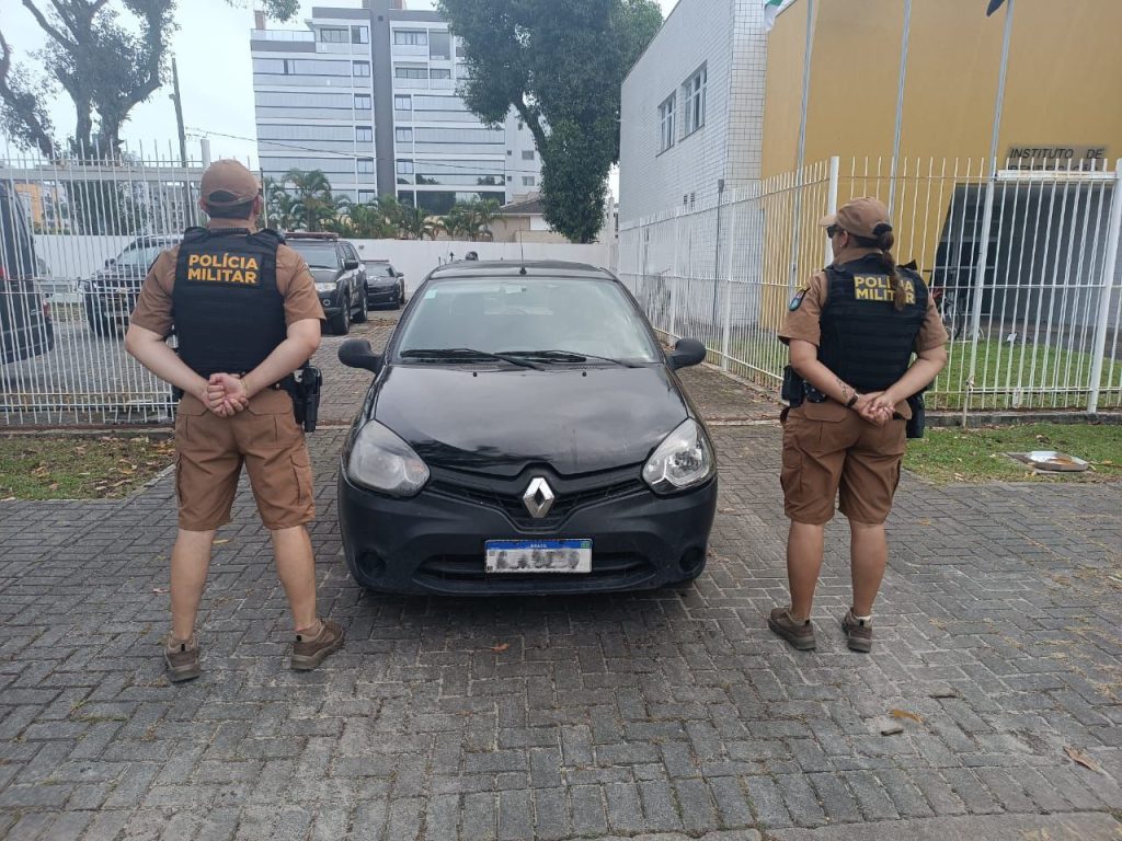Carro recuperado pela PM em Matinhos