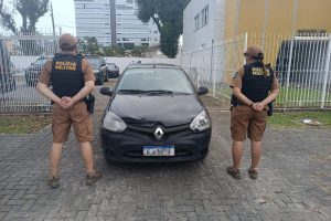 Carro recuperado pela PM em Matinhos