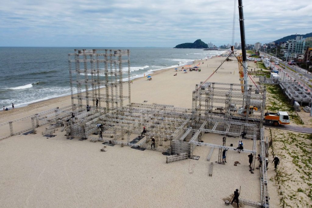 Estrutura dos shows sendo montando – Foto- Geraldo Bubniak-AEN (1)