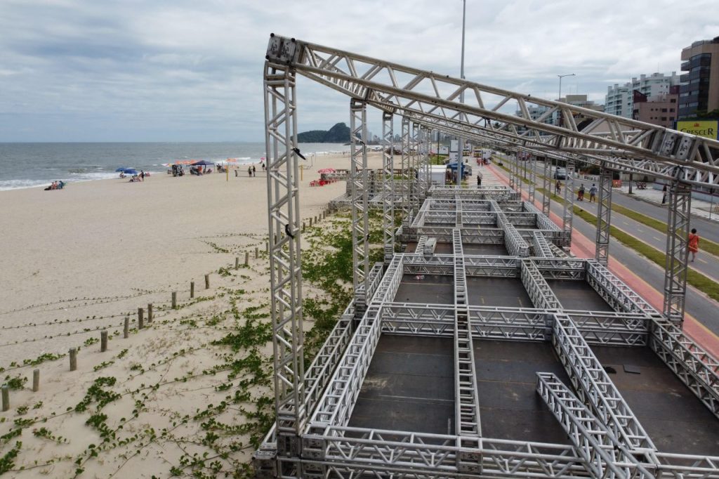 Estrutura dos shows sendo montando – Foto- Geraldo Bubniak-AEN (4)