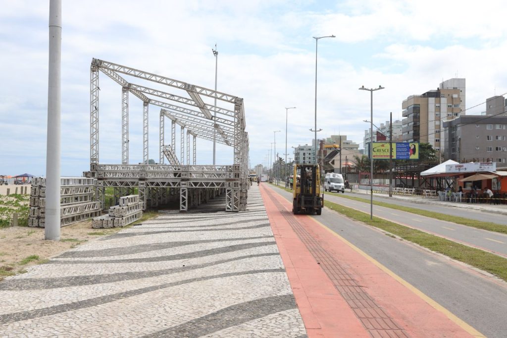 Estrutura dos shows sendo montando – Foto- Geraldo Bubniak-AEN (6)