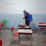 Vereador Adalberto Araújo afirmou que recebeu a denúncia de uma mãe de aluno; profissional sem EPI, aplicando inseticida junto aos alunos. Foto: Divulgação
