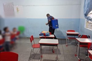 Vereador Adalberto Araújo afirmou que recebeu a denúncia de uma mãe de aluno; profissional sem EPI, aplicando inseticida junto aos alunos. Foto: Divulgação