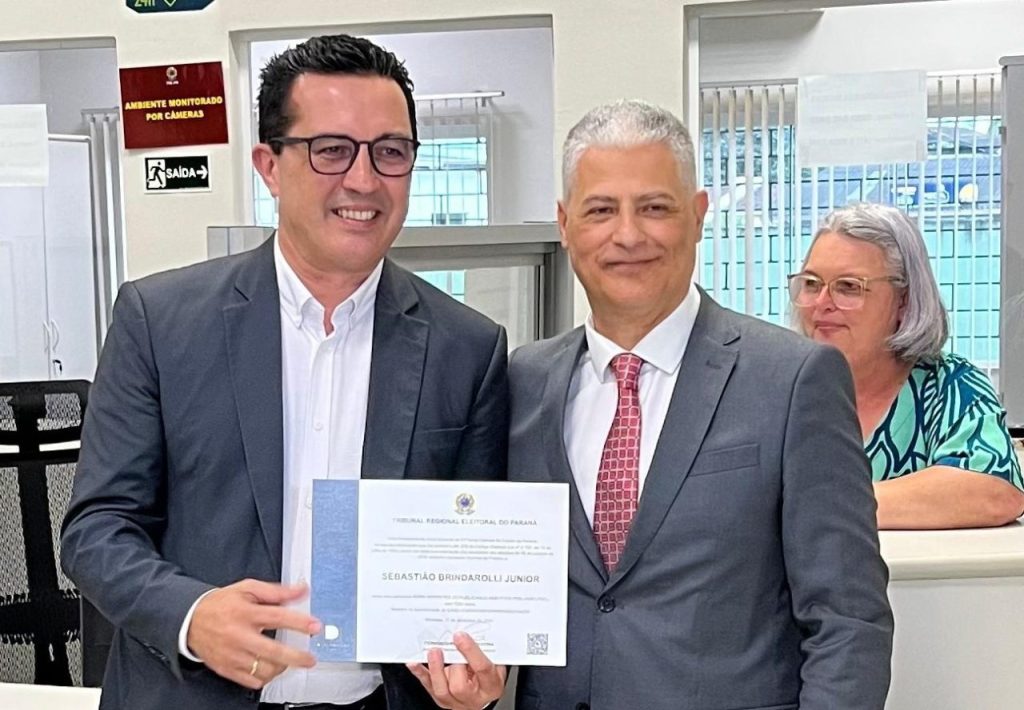 O prefeito Junior Brindarolli (PSD), ao lado do juiz eleitoral Fernando Pereira, foi diplomado na terça (17).