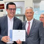 O prefeito Junior Brindarolli (PSD), ao lado do juiz eleitoral Fernando Pereira, foi diplomado na terça (17).