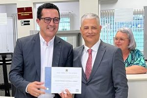 O prefeito Junior Brindarolli (PSD), ao lado do juiz eleitoral Fernando Pereira, foi diplomado na terça (17).